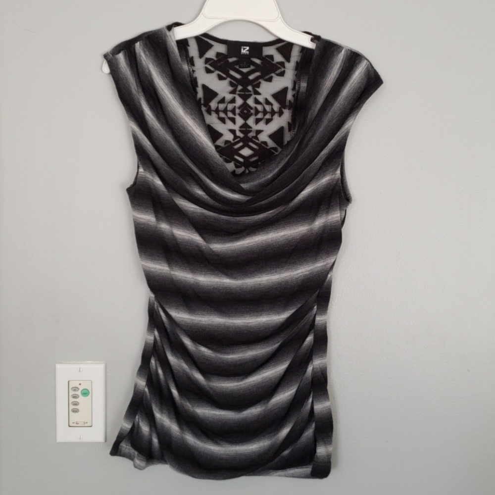 Iz Byer small sleeveless blouse